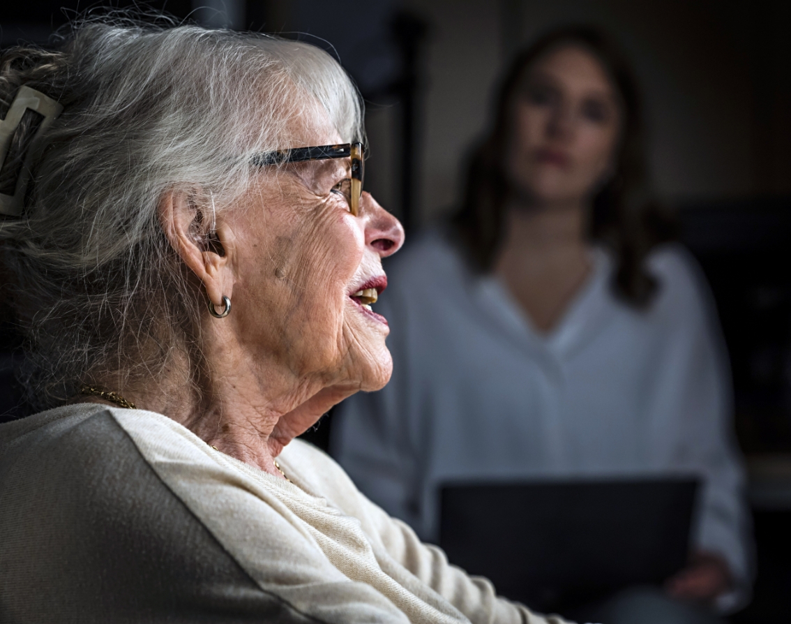 Besuchende im Gespräch