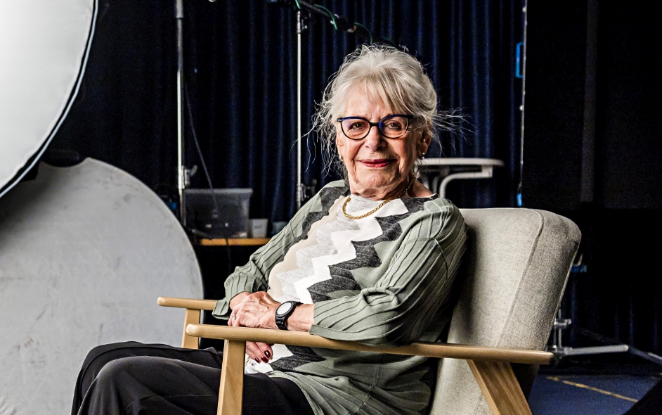 Zeitzeugin Eva Weyl wird interviewt